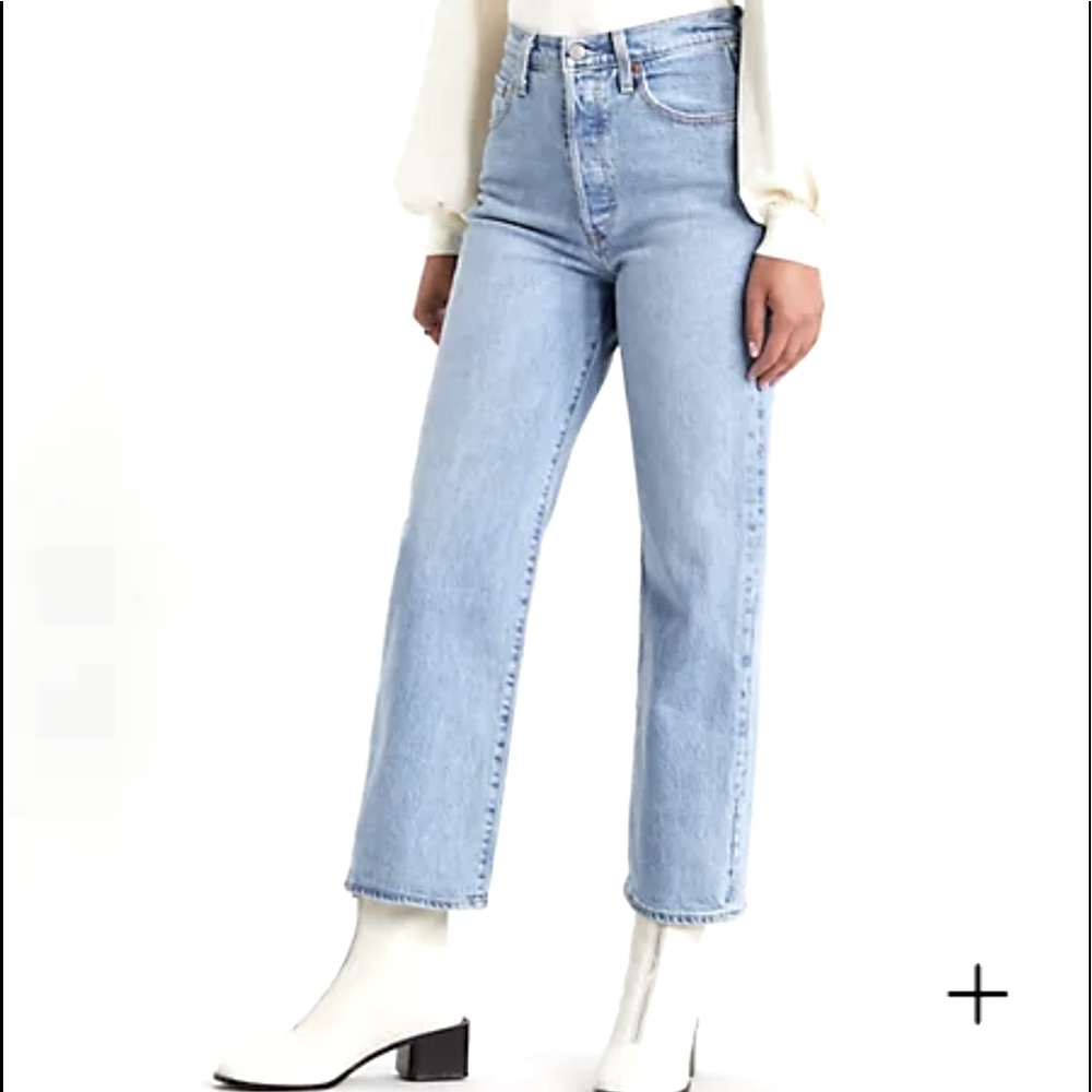Levi’s light wash ribcage straight jeans size 27  wider leg